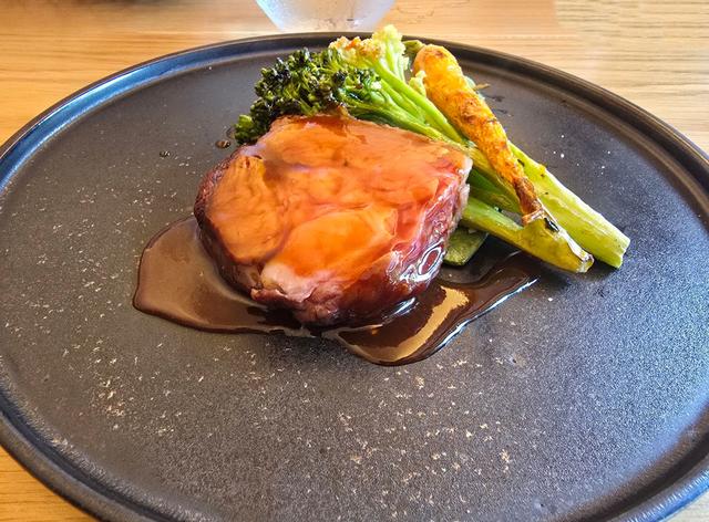 画像: メインは「Kooの薪焼き肉料理」として牛や羊、豚などから選べる