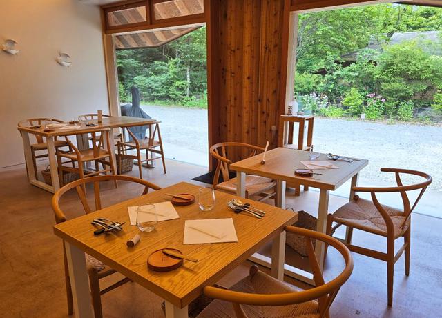 画像: 店内から外を眺めると気持ちの良い緑が