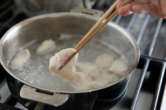 画像: かつおと昆布のだしを鍋に入れ、中火にかけて沸いたら、片栗粉をまぶした鶏肉を入れる。煮立てすぎない火加減で3〜4分ゆでる。バットなどにとり、粗熱が取れたら冷蔵庫で冷やす。