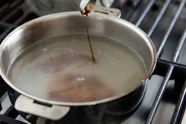 画像: だしのあくを丁寧に取り、塩、醤油で味を調える。粗熱が取れたら冷蔵庫で冷やす。急ぐ場合は、大きめのボウルに氷水を用意し、鍋ごと氷水に当てて冷まして冷蔵庫へ。