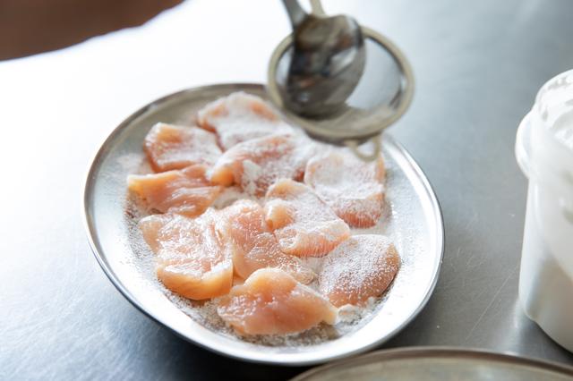 画像: 鶏肉をバットなどに並べ、片栗粉を茶こしで全体に薄くまぶす。