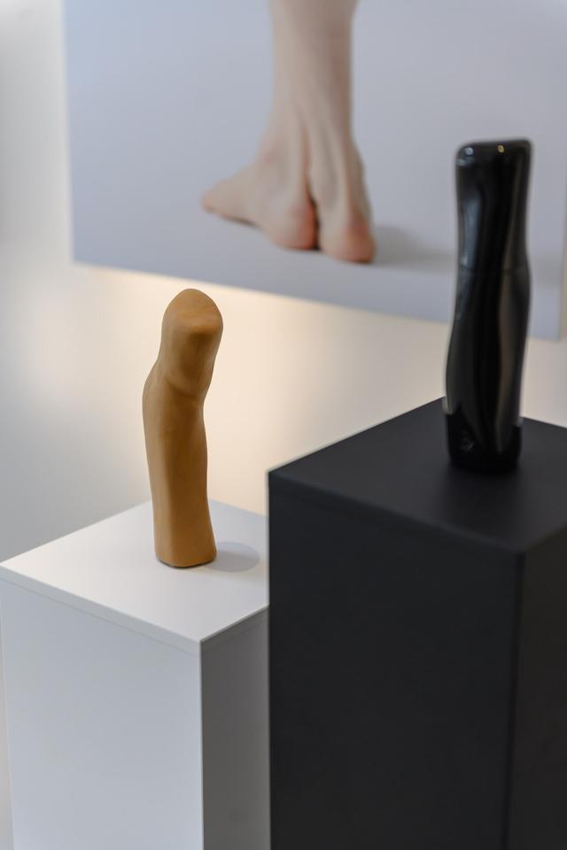 画像: 写真の前には、「B.A」第7世代のモックアップや、パッケージも展示されている COURTESY OF POLA