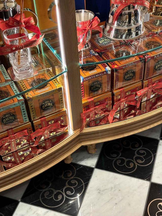 画像: 1階にはショップとテイクアウトコーナーがあり、ギフトにも喜ばれそうな12g x12袋入りのドリップパックは1箱4,400円から。ちなみにこの大理石の床はブランドの発祥の地であるマラケシュの歴史的建造物ダール・エル・バシャに着想を得たデザインなのだそう
