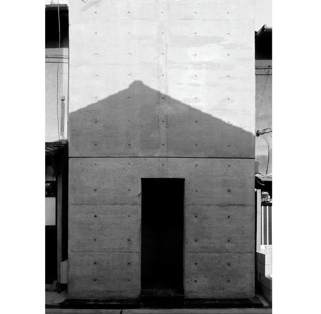 画像: 住吉の長屋(大阪市住吉区 1976年)三軒長屋の中央の一軒をコンクリートのコートハウスに建て替えた。住宅の中心で光と風を室内に取り込むヴォイド(中庭)が、狭い住居に無限の奥行きをもたらす。© TADAO ANDO ARCHITECT & ASSOCIATES