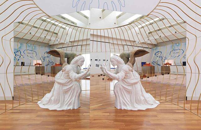 画像: 大分市美術館で開催の[磯崎新の謎]展の展示風景。過去に手がけたインスタレーションや都市計画が主に 展示されている。写真は、1976年にNYのクーパー・ヒューイット 国立デザイン博物館で、ハンス・ホラインとともにキュレーションした展覧会『MAN TransFORMS』で発表した作品を再制作したもの ≪エンジェル・ケージ≫（1976／2019）from MAN TransFORMS（1976-77, N.Y.）