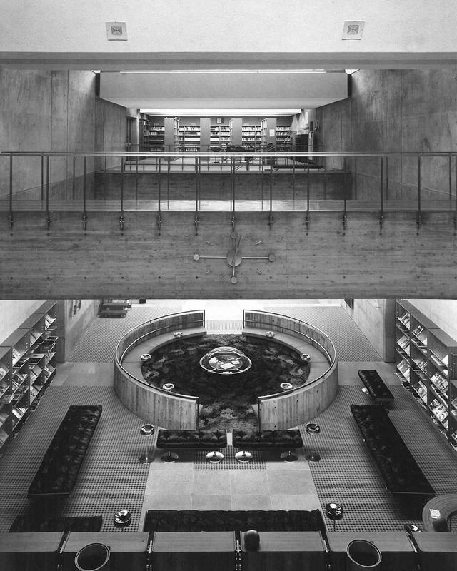画像: 磯崎の初期作品である大分県立大分図書館の開館時の写真。ホール中心へと注ぐトップライトの光が美しい。1966年に竣工し、日本建築学会作品賞を受賞。1995年に閉館するが、改装され、複合文化施設「アートプラザ」となる。3Fには磯崎の建築模型や資料の展示スペースがある ŌITA PREFECTURAL LIBRARY, PHOTO COURTESY OF YASUHIRO ISHIMOTO