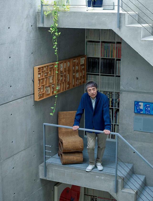 画像: 安藤忠雄 1941年大阪生まれ。独学で建築を学び、1969年、安藤忠雄建築研究所を設立。主な作品に『21_21DESIGN SIGHT』『フォートワース現代美術館』など。写真は、大阪の自身の事務所で。建物は、安藤自身が設計した初期の住宅に増改築を施したもの。5階までの吹き抜けを階段がつなぐ、いかにも安藤らしいダイナミックな空間だ。随所に建築家の椅子や、アートが飾られている PHOTOGRAPH BY SHINGO WAKAGI
