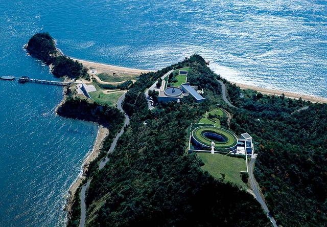 画像: 工場からの排ガス等で荒れていた直島に、安藤は福武總一郎氏とともに「ベネッセハウス」など美術館やホテルを次々と建設、海外からも多くの人々が訪れる"アートの聖地"に生まれ変わらせた。建物は周囲の緑に身を隠すように計画され、自然と一体化している。直島では今も植樹活動が進められている PHOTOGRAPH BY MITSUO MATSUOKA