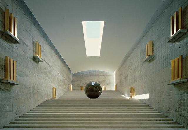 画像: 直島「地中美術館」のウォルター・デ・マリアの展示室。天窓から室内に入る自然光が刻一刻とアートの表情を変える PHOTOGRAPH BY MITSUO MATSUOKA