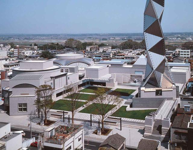 画像: 1990年に開館した水戸芸術館。シンボルタワーはDNAらせんを描く ART TOWER MITO, PHOTO COURTESY OF YASUHIRO ISHIMOTO