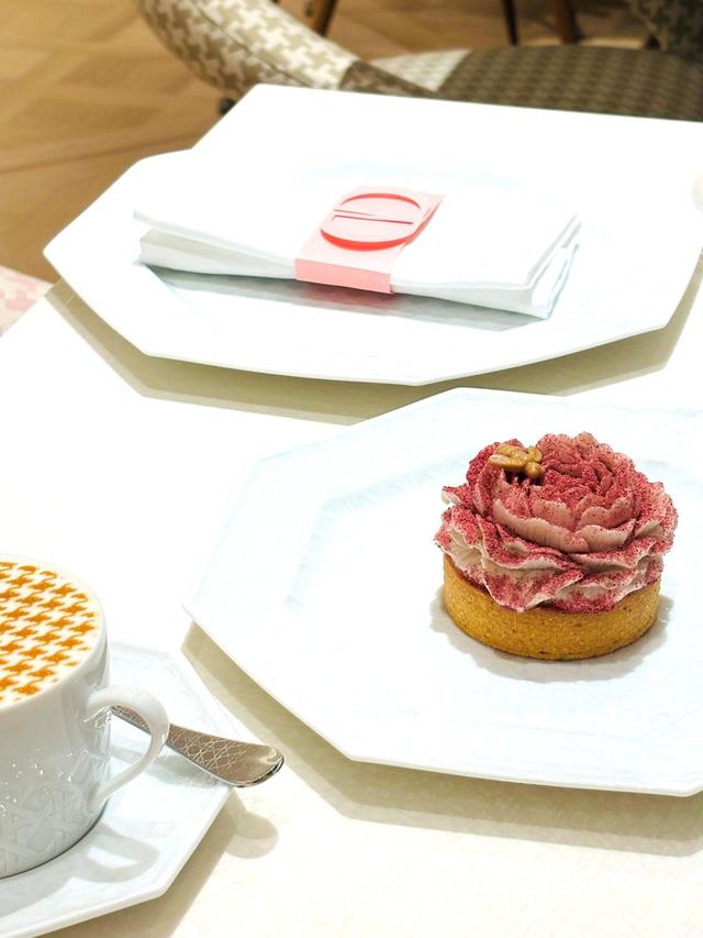 画像: ラ ローズ ア ラ フランボワーズ(¥4,500)。「フラワー」、フランボワーズとオランジュフィナンシェ、レモンと生姜のコンフィ。ローズの食用香水を吹きかけて完成するシグネチャースイーツだ