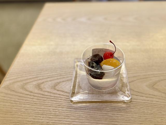 画像: 「醒ヶ井あんみつ」は持ち帰りのみ。黒蜜羹、鳥羽玉、求肥、フルーツは別トレイに入れ、二段重ねになっている