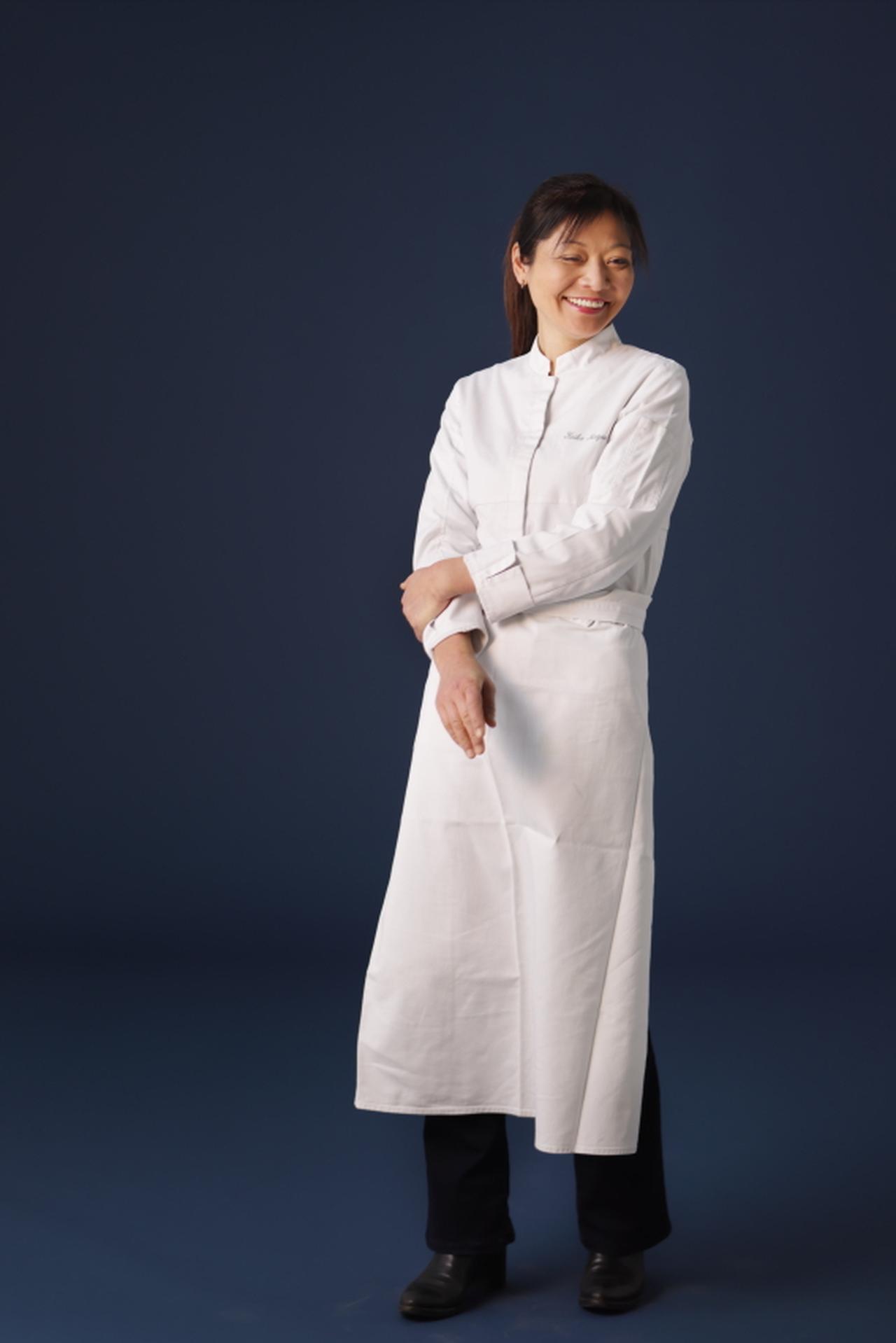 画像: 長江桂子(ながえ・けいこ) 学習院大学を卒業後、ソルボンヌ大学に留学。ル・コルドン・ブルーでディプロマを取得。「ラデュレ」を経て、ロンドン「スケッチ」のオープニングスタッフに。2003年ヤニック・アレノ率いる「オテル・ムーリス」、2004年「オテル・ランカスター」シェフパティシエ、2008年パリ「ピエール・ガニェール」シェフパティシエを歴任。2012年、ガストロノミー界のコンサルティング会社「AROME」をフランスで設立。パリを拠点に、世界各地にて菓子ブランドや店舗の立ち上げ、商品開発、技術指導、監修などを手がける