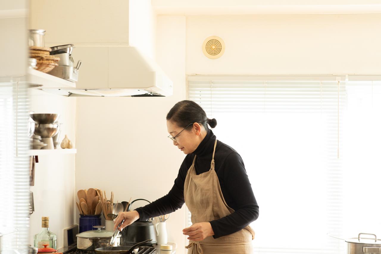 画像: 長尾智子 フードコーディネーター。書籍や雑誌の執筆、食品や器の企画やディレクションほか、食にまつわる提案を手がける。『料理の時間』(朝日新聞出版)、『ティーとアペロ お茶の時間とお酒の時間 140のレシピ』(柴田書店)ほか、著書多数。自らの目で選ぶオンラインストアSOUP(https://soup-s.shop/) も好評。 公式サイトはこちら 公式インスタグラムはこちら