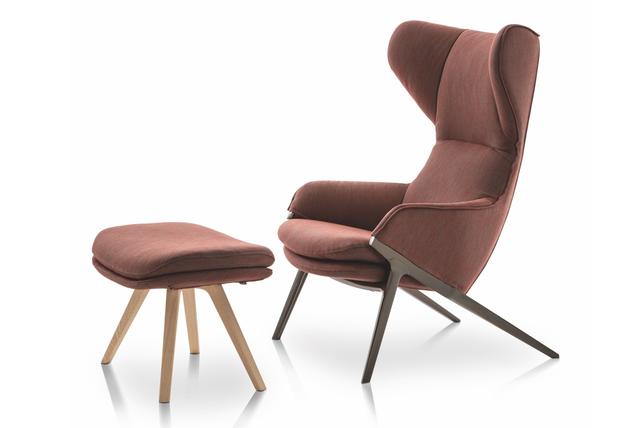 画像: (左から)「P22 フットレスト」¥385,000〜、「P22」¥1,166,000〜/カッシーナ COURTESY OF CASSINA