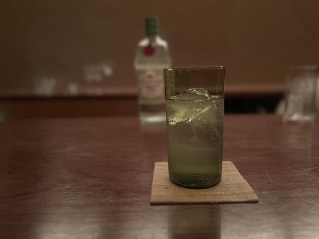 画像: 「ジンと炭酸、ライムのみで作るジンリッキーは、シンプルながら、作り手によって味が変わる。自分の中でのアイコニックなカクテルです」と、柳野さん。ジンリッキー¥1200。グラスは、フィンランドの巨匠、カイ・フランクの50年代デザイン