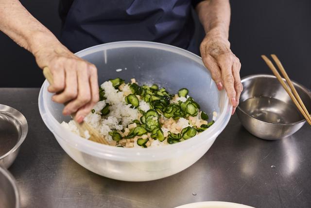 画像: 酢飯、鯵、薬味を重ねるだけ。 混ぜない「混ぜずし」