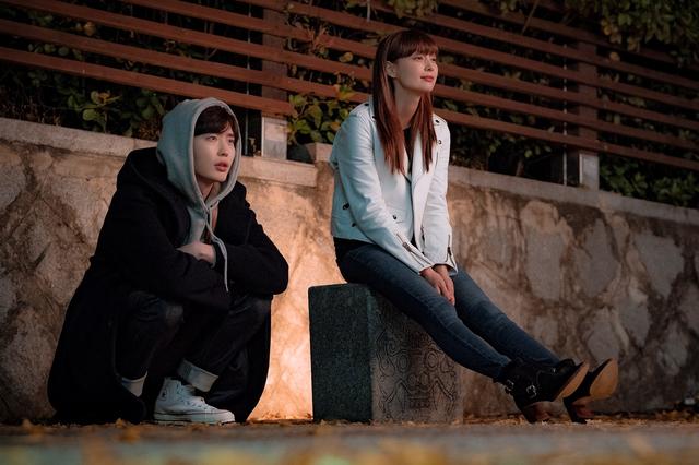 画像: 主演のイ・ジョンソク（左）とイ・ナヨン（右）　Netflixシリーズ「ロマンスは別冊付録」独占配信中