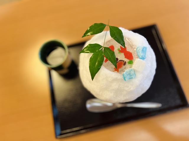 画像: 「涼」¥2,200(〜8/31)。9/1〜9/30までは、金魚鉢型はそのままに、赤しそヨーグルトシロップと甘夏シロップを使った「木漏れ日」が登場する