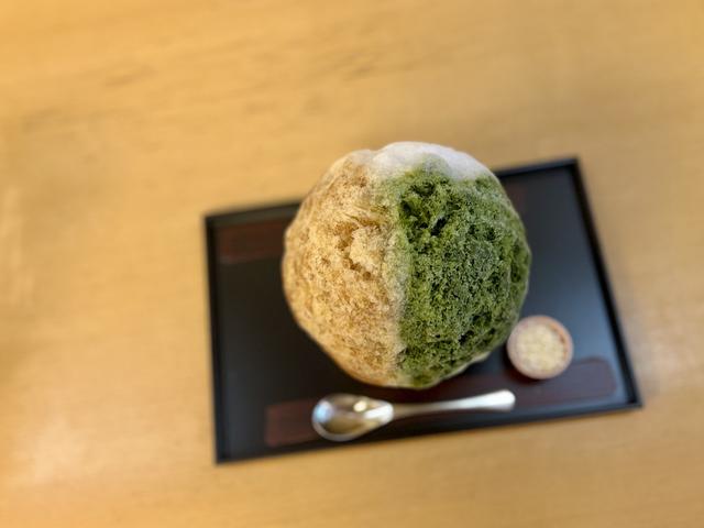 画像: 3色に分かれたかき氷「利休」にはぶぶあられがついてくる