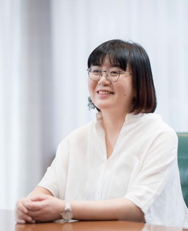 画像: 石井千湖 書評家、ライター。大学卒業後、8年間の書店勤務を経たのち、現在は新聞、週刊誌、ファッション誌や文芸誌への書評寄稿のほか、主にYouTubeで発信するオンラインメディア『#ポリタスTV』にて「沈思読考」と題した書評コーナーを担当。