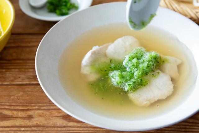 画像: 長尾智子の日々のスープ Vol.20 おろしきゅうりと つるんとした鶏胸肉の冷たいスープ - T JAPAN:The New York Times Style Magazine 公式サイト