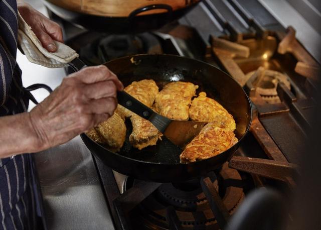 画像: 6 底に焼き色がついたら、ひとつずつひっくり返し、両面をこんがり焼く。器に盛り、香菜をのせる。