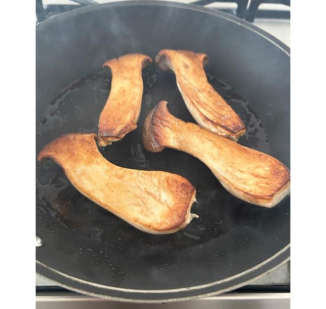 画像: 先に切り口の面をフライ返しで軽く抑えて密着させて、こんがりと焼き上げる(写真は切り口の面を上にした状態)