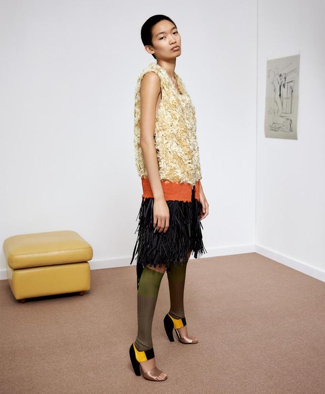 画像: 2007-’08年秋冬コレクションより、モヘアのファーやフェザー、スパンコールをあしらったベスト、クロッケ織のウールスカート、シルクのソックス、トリコロールカラーのサテンのサンダル。