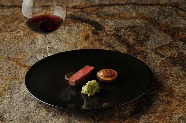 画像: 滋賀の郷土料理にちなんだ付け合わせを添えたメインの肉料理