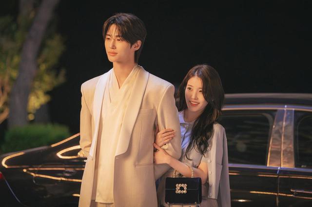 画像: 主演のビョン・ウソク(左)とIU(右) ©2026. MBC. All Rights reserved.