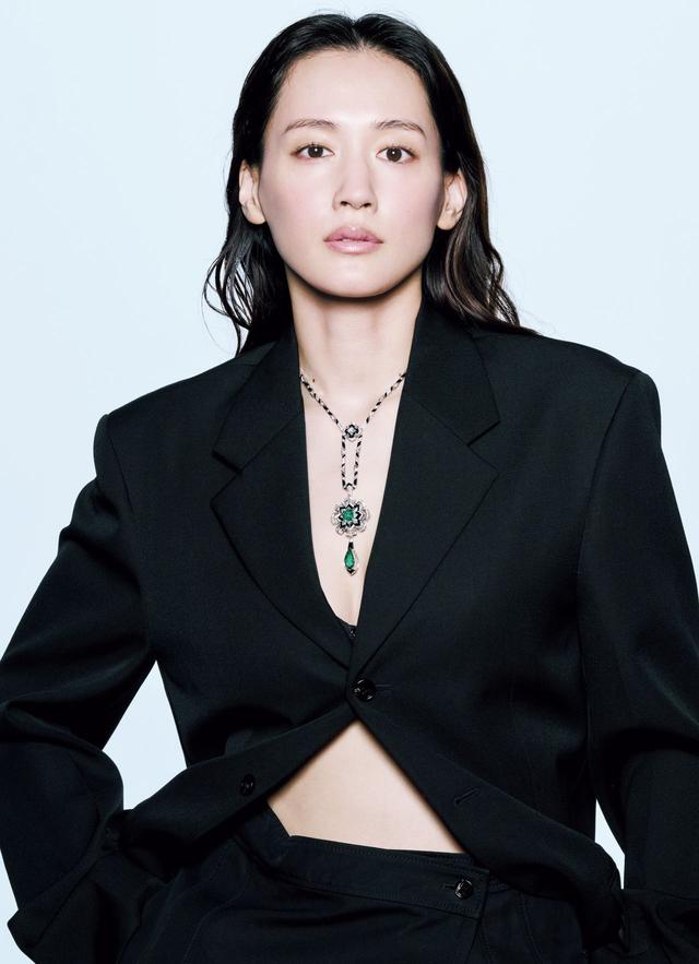 画像: ネックレス〈エメラルド、ロッククリスタル、ブラックオニキス、ダイヤモンド、WG〉￥273,240,000（参考価格）／カルティエ カルティエ カスタマー サービスセンター　TEL.0120-1847-00 ジャケット￥500,500・スカート￥260,700・ブラ（参考商品）／ボッテガ・ヴェネタ ボッテガ・ヴェネタ ジャパン　TEL.0120-60-1966