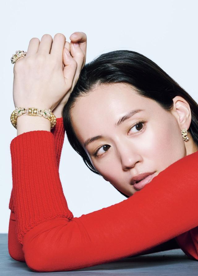 画像: 「パンテール ドゥ カルティエ」イヤリング〈ダイヤモンド、オニキス、エメラルド、YG〉￥10,098,000（参考価格）・同 ブレスレット〈ダイヤモンド、オニキス、エメラルド、YG〉￥42,504,000（参考価格）・同 リング〈ダイヤモンド、オニキス、エメラルド、YG〉￥17,028,000（参考価格）／カルティエ カルティエ カスタマー サービスセンター　TEL. 0120-1847-00 ニットドレス￥569,800／アライア リシュモン ジャパン アライア　TEL.0800-500-2777