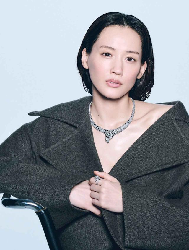 画像: ネックレス「パンテール ドゥ カルティエ」〈ダイヤモンド、オニキス、エメラルド、ホワイトゴールド〉￥122,760,000（参考価格）・リング「パンテール ドゥ カルティエ」〈ダイヤモンド、エメラルド、オニキス、ホワイトゴールド〉￥37,356,000（参考価格）／カルティエ カルティエ カスタマー サービスセンター　TEL.0120-1847-00 コート￥1,090,100／バレンシアガ バレンシアガ クライアントサービス　TEL.0120-992-136