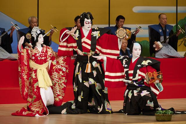 画像: 『春調娘七種』右から・曽我十郎=市川團子 曽我五郎=市川染五郎 静御前=尾上辰之助