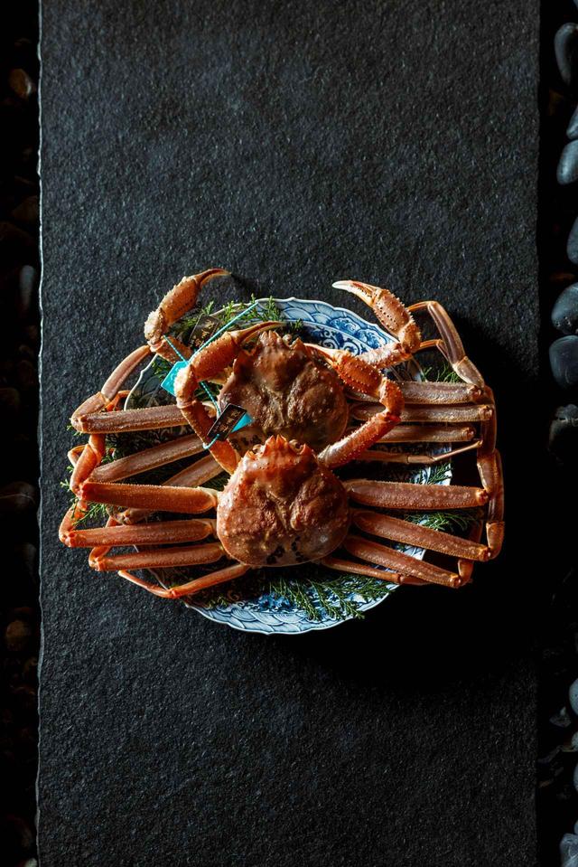 画像: 石川県の冬の味覚、ブランドずわい蟹「加能蟹」。花紫では厳しい基準をクリアした青タグ付きの加能蟹だけを特撰「蟹懐石」で提供する（期間は毎年11月7日から3月20日まで。要・予約）