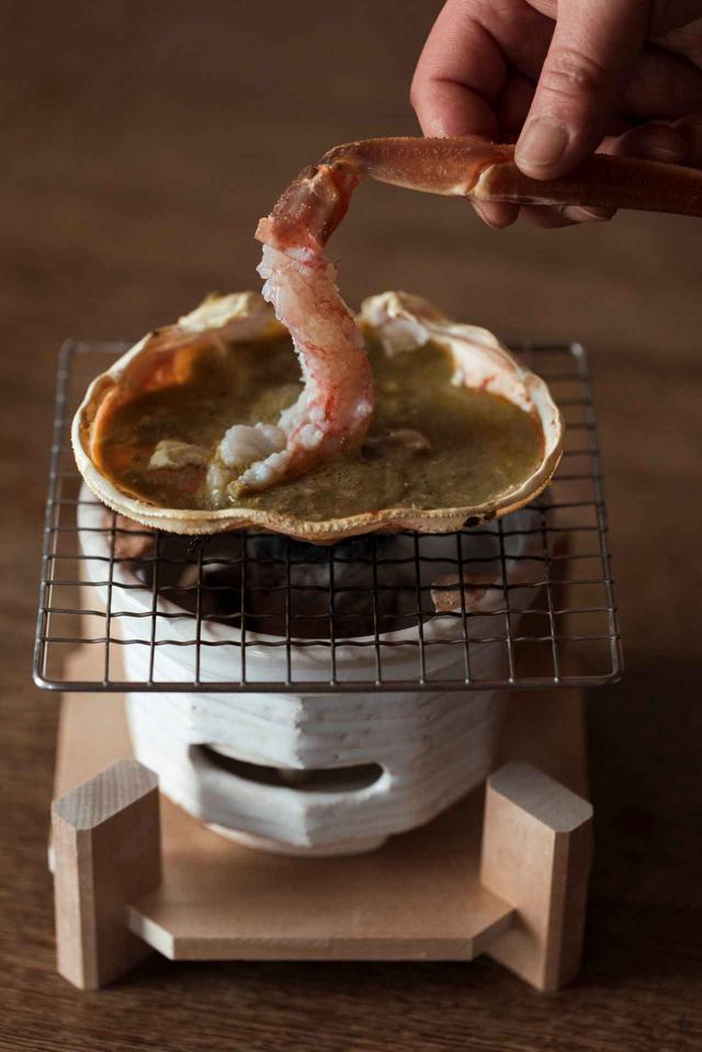 画像: 特撰 「蟹懐石」では「加能蟹」を刺身、炭火焼き、出汁に浸して蟹味噌に付けるなど、さまざまな方法で味と食感を楽しむことができる
