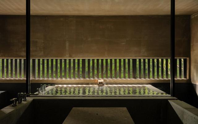画像: 「春の５」の浴室は石川県小松市産の滝ヶ原石で作られている。半露天風呂と内風呂に加え、サウナを併設する贅沢な作り