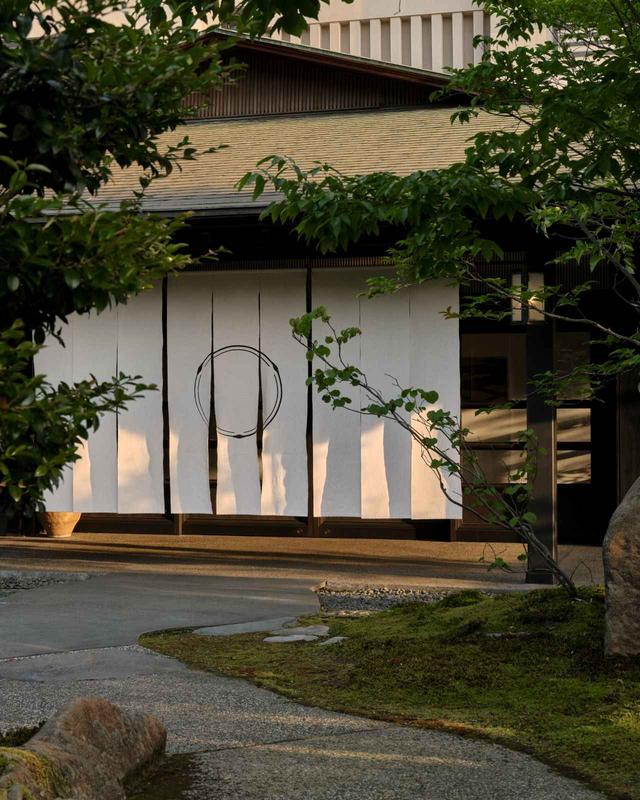 画像: 明治35年（1902年）創業の山田屋が前身の花紫。「長くご贔屓にしてくださるお客様は、改装後の花紫に好意的なご意見を下さいます。父が生きていたら衝突することもあったかもしれませんが、母は黙って見守ってくれました」と耕平氏