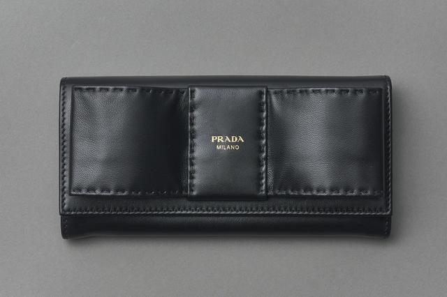 画像: 財布<H9.5×W18㎝>¥155,100(予定価格)/プラダ