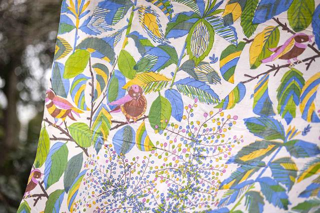 画像: 自宅の庭に集う小鳥を描いた作品は、どこかユーモラスな表情と独創的な配色が愛らしい。シルクスクリーンとの出合いによって、ストールやトートバッグなどファッション小物を手がけ始めたのもこの頃