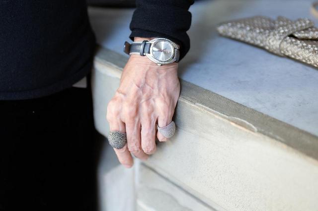 画像: 時計は、“大人の不良”をテーマに「Grand Seiko」とのコラボレーションから誕生した限定モデル。リングは裁縫用のシンブル(指ぬき)をモチーフにした「HIROKOHAYASHI」のロングセラー