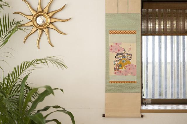 画像: 「このはな会」で初めて手がけた型絵染めの立ち雛。軸装して今でも上巳の節句に飾っている
