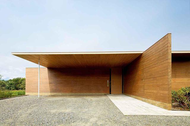 画像: 2015年に完成した「無垢杉の家」。日本の山梨県北杜市にある。ミース・ファン・デル・ローエからインスピレーションを得てミニマリズムの味わいを出した