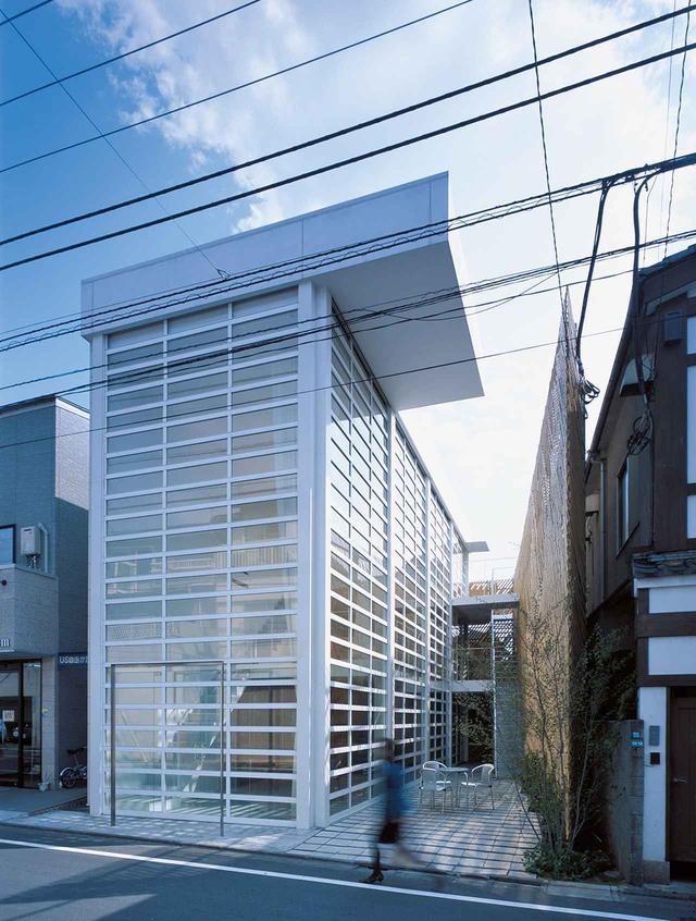 画像: 東京近郊に建つ「ガラスシャッターの家」(2003年)。3階建てビルの表側全体がシャッターで覆われたデザイン HIROYUKI HIRAI