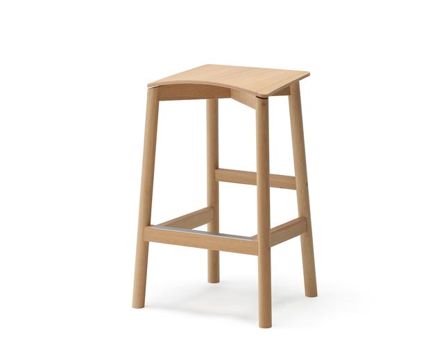 画像: 「パノラマバースツール ロー」¥80,850/カリモクニュースタンダード COURTESY OF KARIMOKU NEW STANDARD