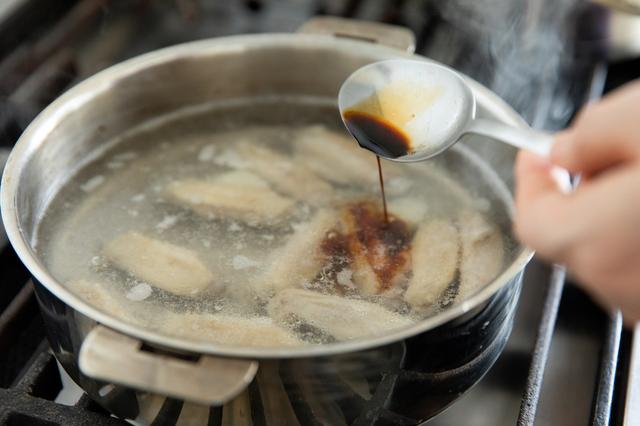 画像: 鶏手羽中は塩を軽く振って4〜5分置き、塩気をキッチンペーパーでふき取る。鍋に水1.2ℓ(分量外)を入れ、鶏肉を加えて中火にかける。煮立ったら、火を少し弱め、あくを丁寧にすくう。軽く煮立つくらいの火加減で20分ほど煮込む。醤油と生姜の搾り汁を加え、あくが残っていたら取り除き、火を止める。鶏手羽中をバットなどに移す。