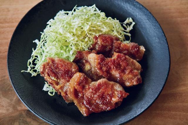 画像: 外はこんがり、内側はしっとりジューシーに仕上がる有元流「豚の生姜焼き」は、アッと驚く簡単な作り方で。「こうしたらもっとおいしいかしら」「もっと作りやすい方法なないかしら」と長年作り続けてきた最新形だからこそ