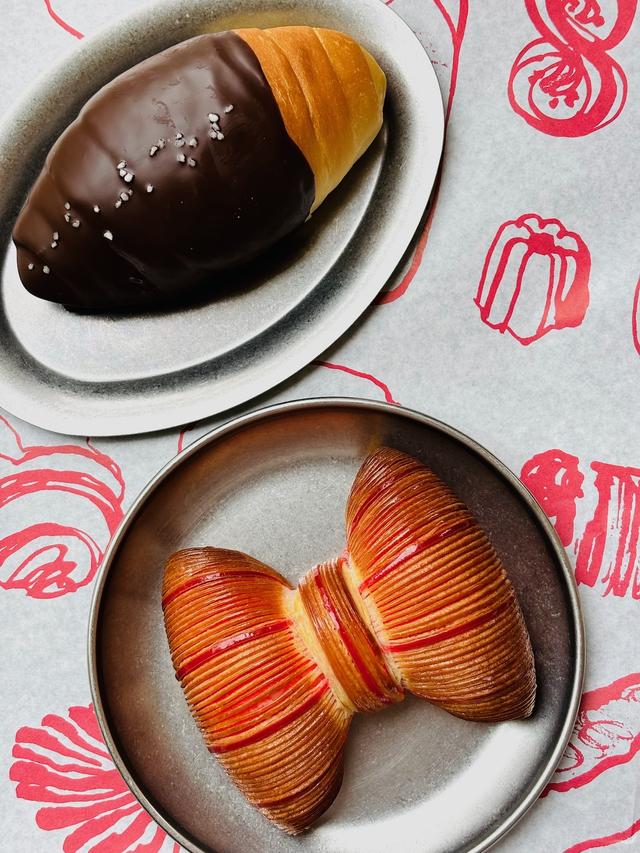 画像: 形が可愛いリボン ペイストリー ウィズ ラズベリークリーム(Raspberry ribbon pastry、7,500ウォン)と、チョコレートクリーム ソルト バターロール(Chocolat crème salt butter roll、5,500ウォン)