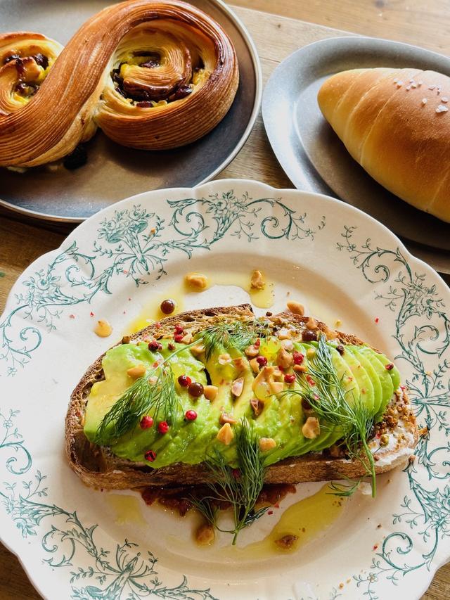画像: 焼いたサワードウにリコッタやマルドンの塩、蜂蜜、レモンを添えたアボカドタルティーヌ(Avocat tartine、14,000ウォン)